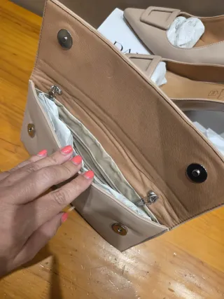 Zapatos de piel Daniela Vega con bolso a juego.