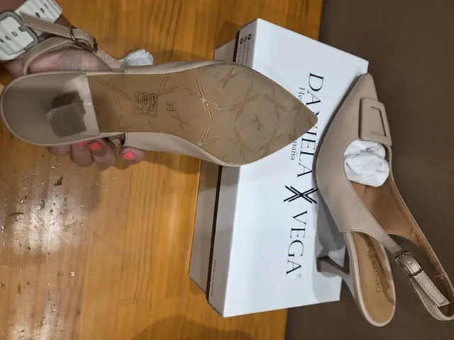 Zapatos de piel Daniela Vega con bolso a juego.