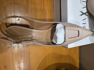 Zapatos de piel Daniela Vega con bolso a juego.