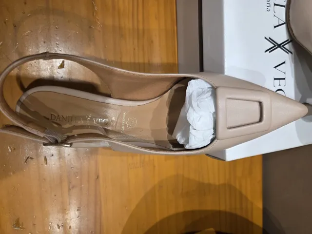 Zapatos de piel Daniela Vega con bolso a juego.