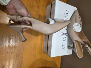 Zapatos de piel Daniela Vega con bolso a juego.