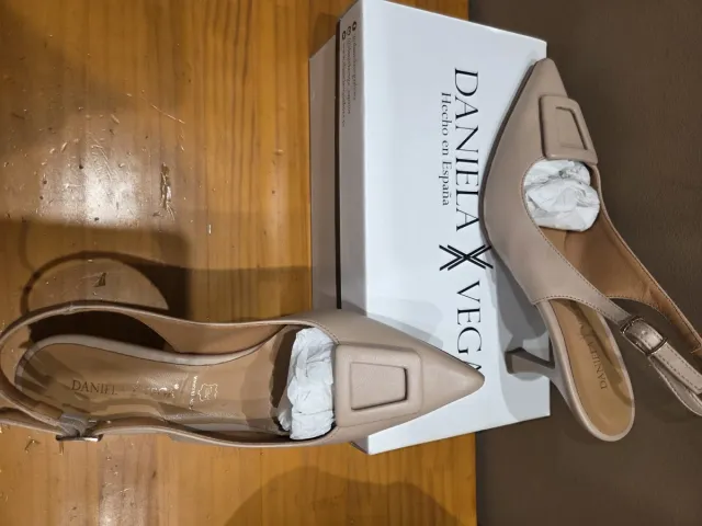 Zapatos de piel Daniela Vega con bolso a juego.