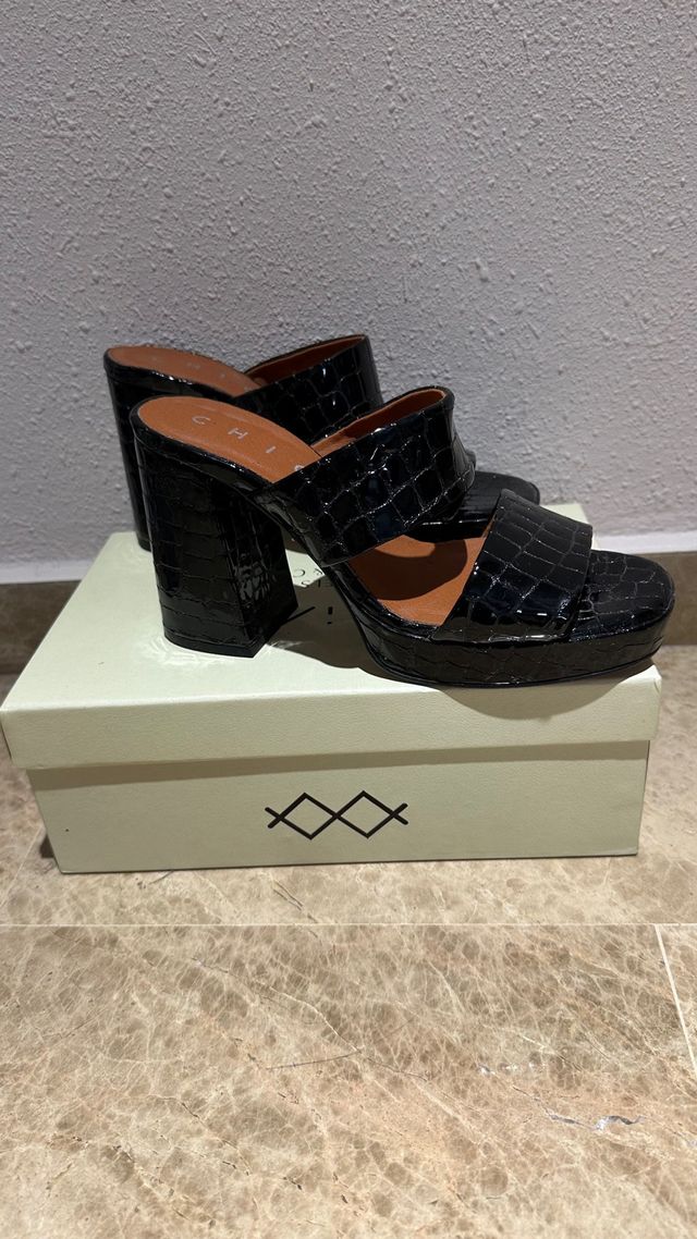 Sandalias tacón plataforma negra