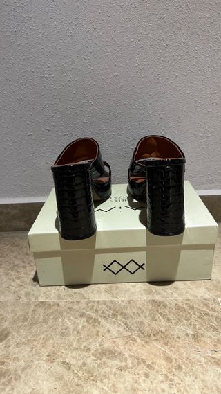 Sandalias tacón plataforma negra