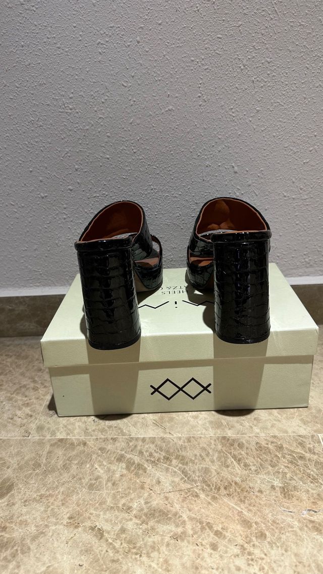 Sandalias tacón plataforma negra