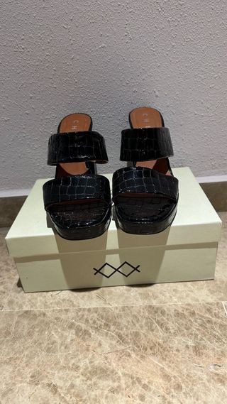 Sandalias tacón plataforma negra