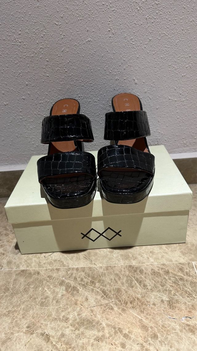 Sandalias tacón plataforma negra