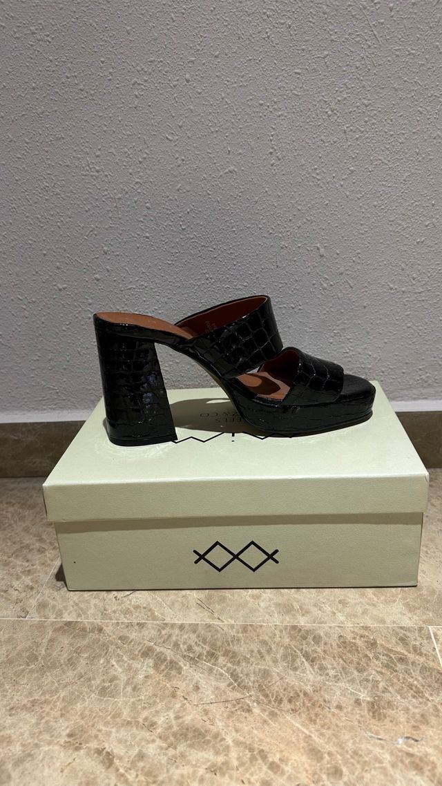 Sandalias tacón plataforma negra