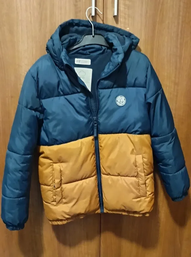 Abrigo niño azul y mostaza. H&M.