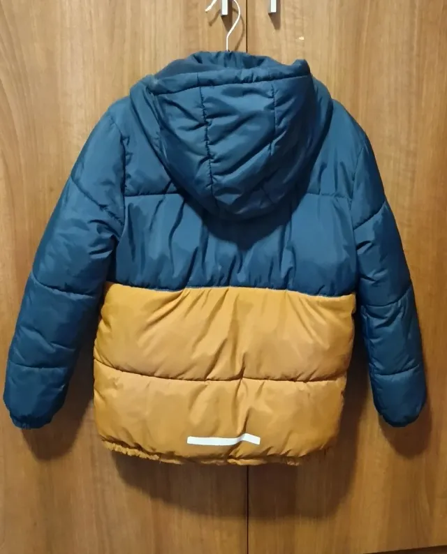 Abrigo niño azul y mostaza. H&M.