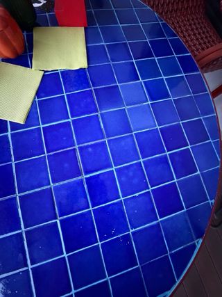 Mesa redonda exterior azulejos azul y rojo