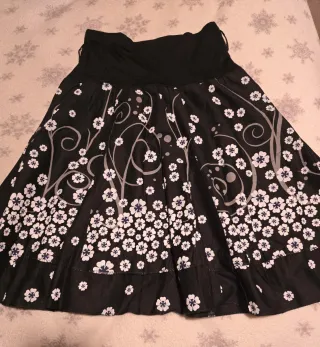 Falda negra con estampado floral blanco