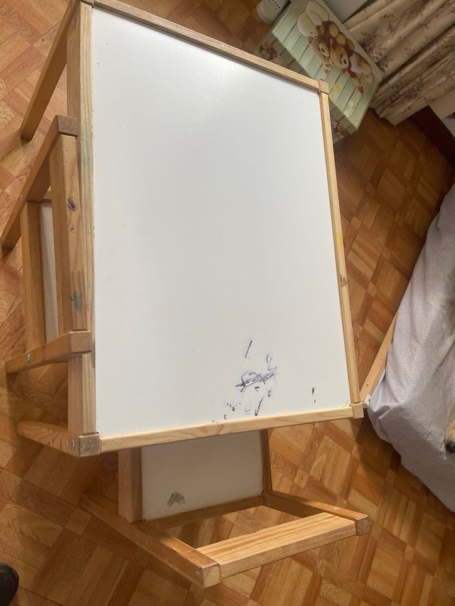 Pizarra infantil de madera Ikea