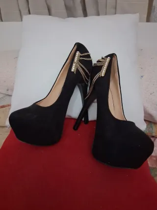 Zapatos de tacón negros con plataforma y cadena
