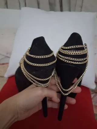 Zapatos de tacón negros con plataforma y cadena