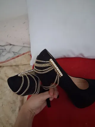 Zapatos de tacón negros con plataforma y cadena