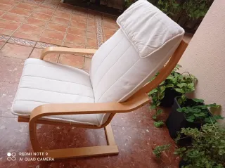 Mecedora de madera blanca