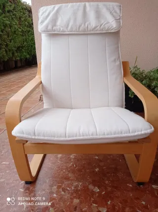 Mecedora de madera blanca