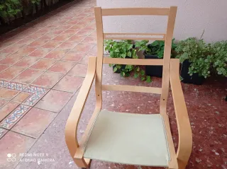 Mecedora de madera blanca