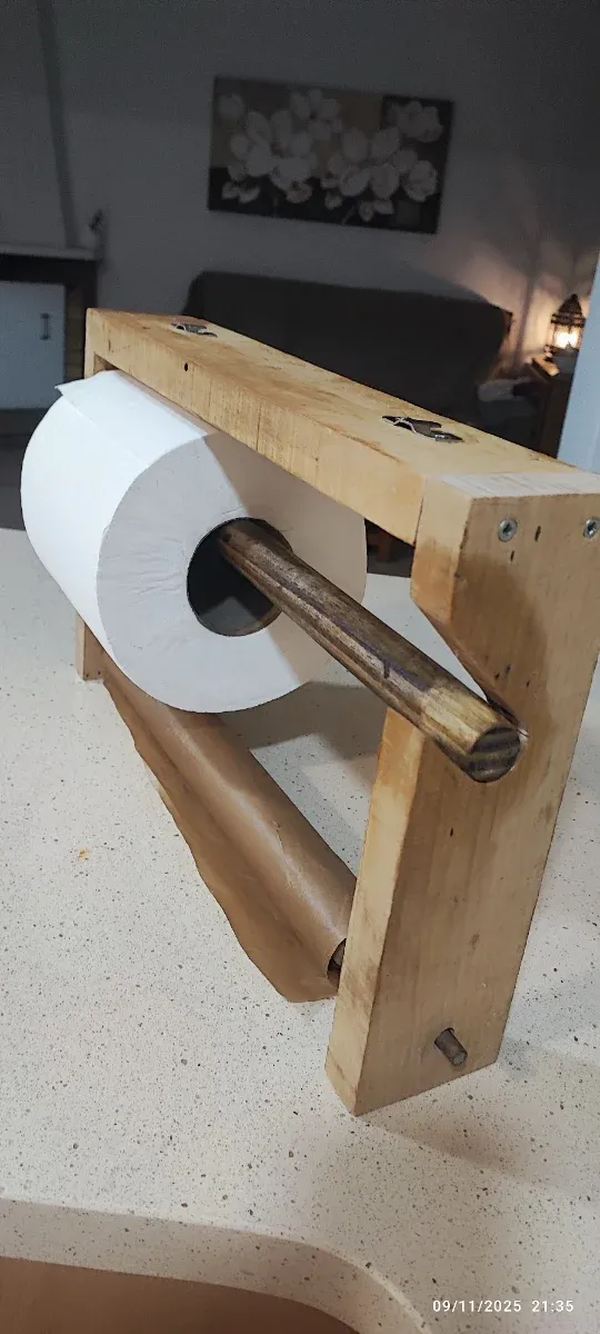 Porta rollos cocina hecho a mano. Madera maciza