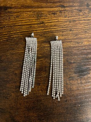 Pendientes largos plateados con brillantes