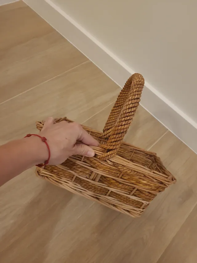 Cesta de mimbre con asa