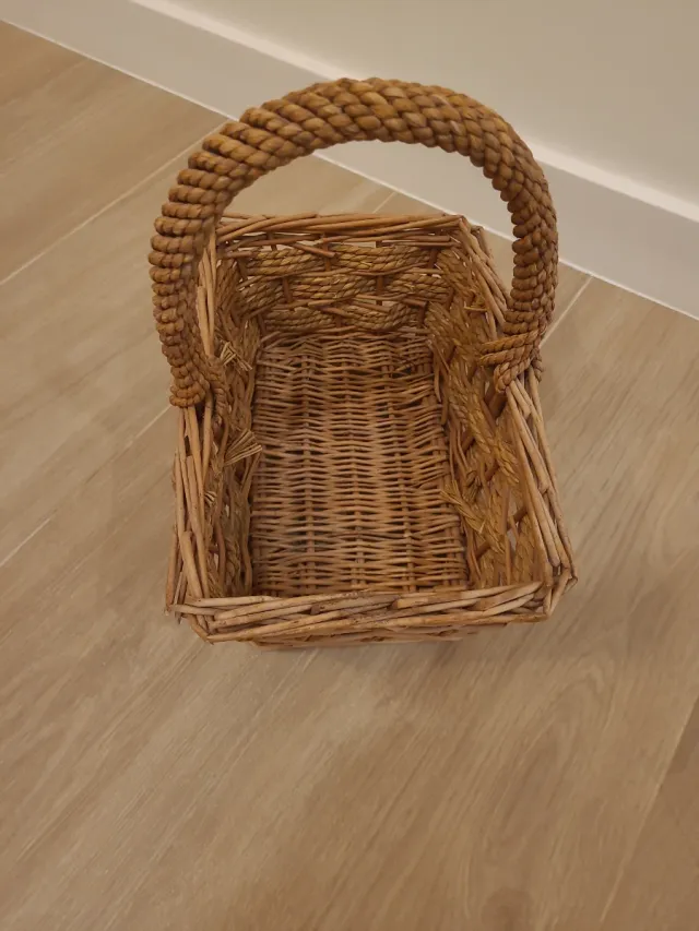 Cesta de mimbre con asa