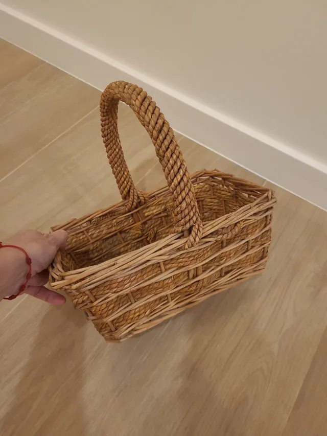 Cesta de mimbre con asa