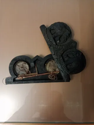 Antigua balanza china de madera tallada