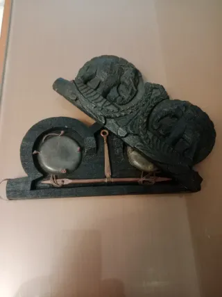 Antigua balanza china de madera tallada