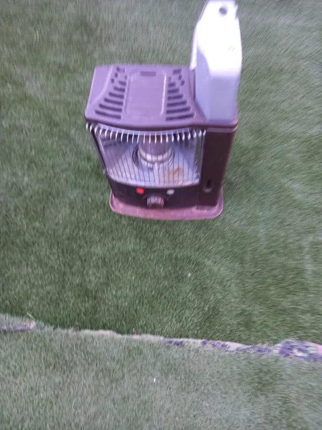 Estufa pequeña negra y blanca