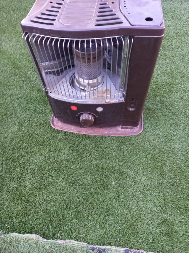 Estufa pequeña negra y blanca