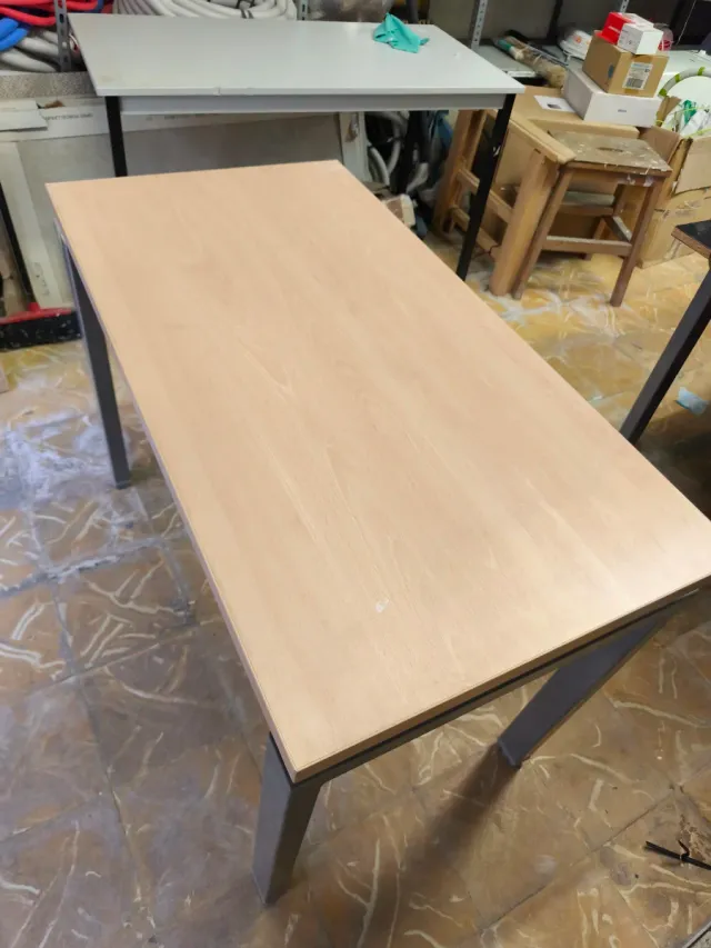 Mesa de madera y metal