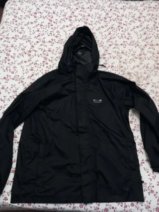 Chubasquero negro con capucha