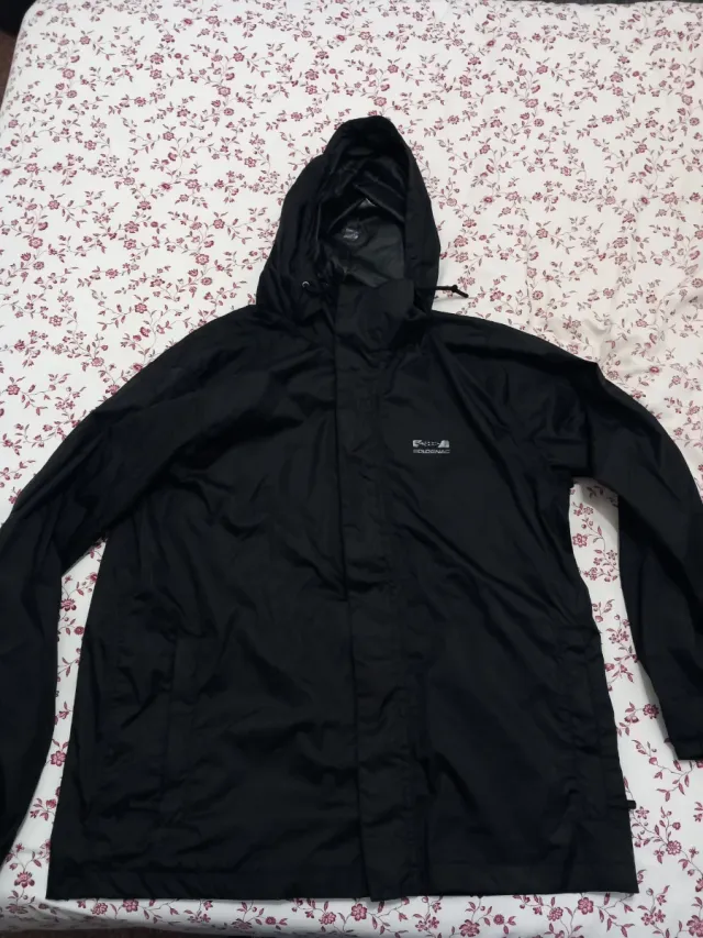 Chubasquero negro con capucha