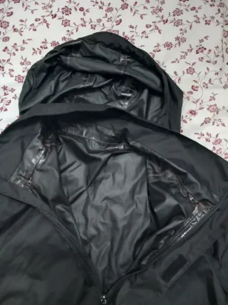 Chubasquero negro con capucha