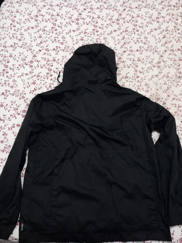 Chubasquero negro con capucha