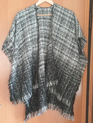 Poncho de lana tejido