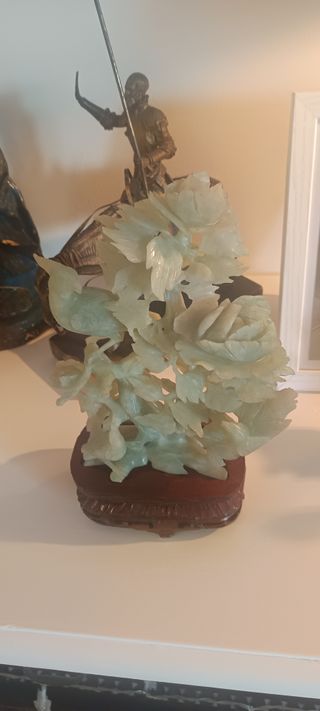 Figura de jade con pájaro y flores