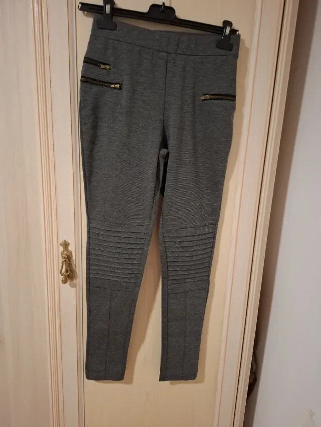 Pantalones grises con cremalleras