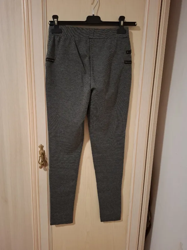 Pantalones grises con cremalleras