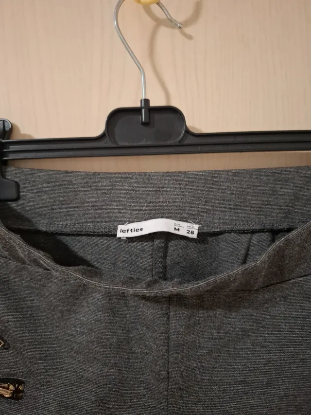 Pantalones grises con cremalleras