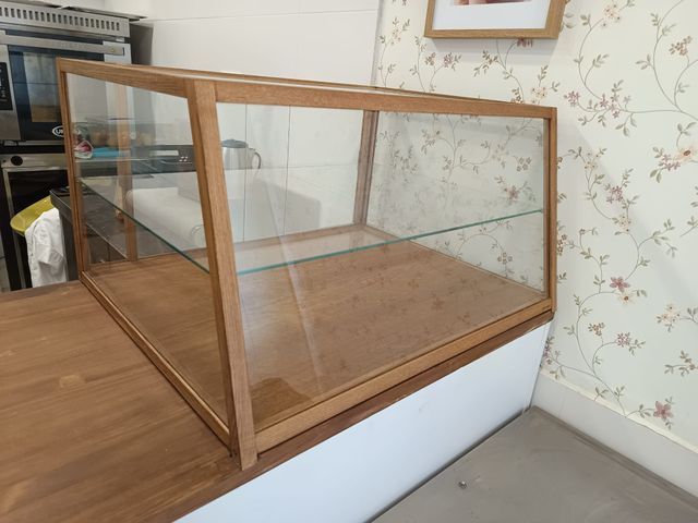 Vitrina artesanal madera y cristal