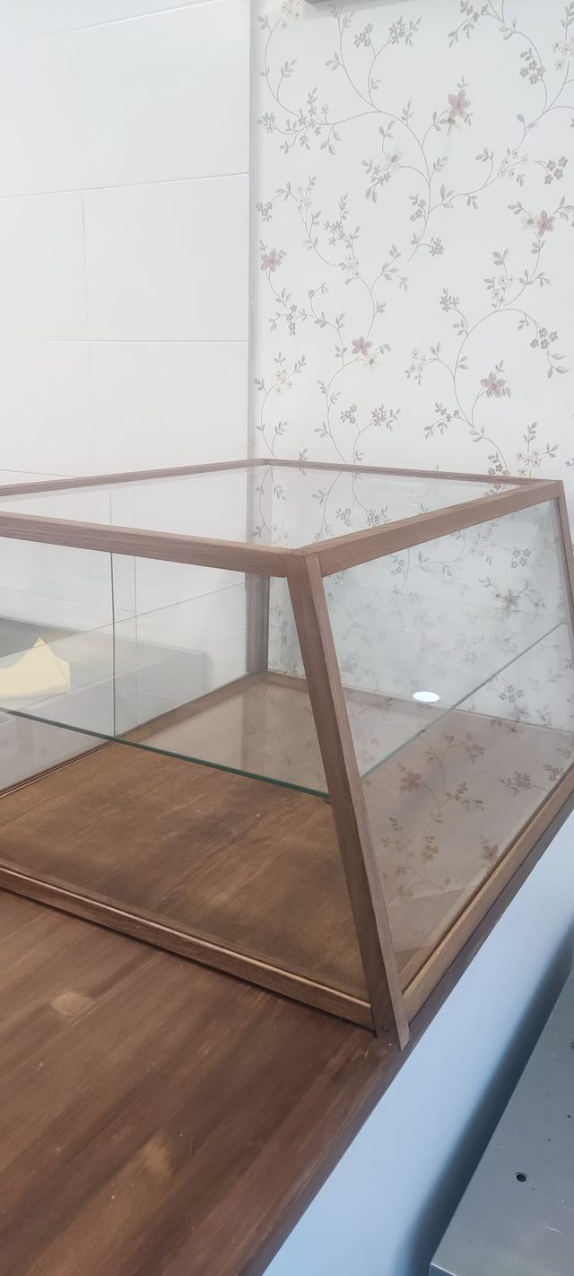 Vitrina artesanal madera y cristal