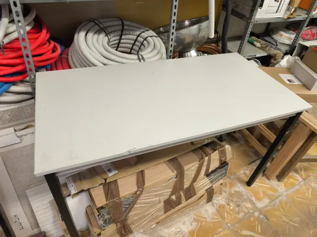 Mesa de metal y madera