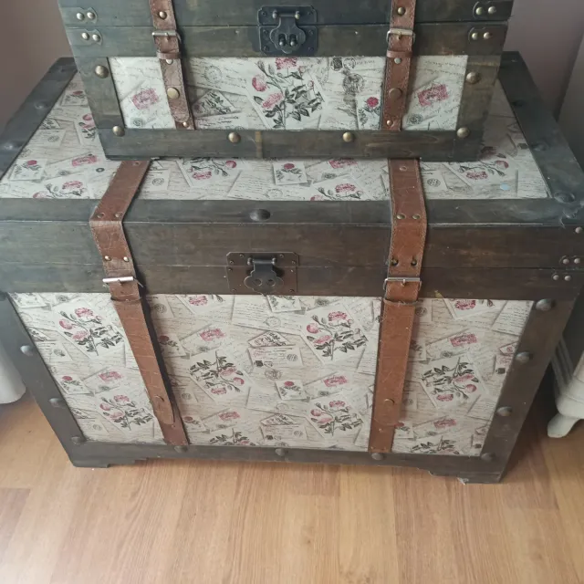 Juego de baúles de madera decorados