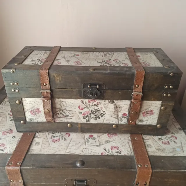 Juego de baúles de madera decorados