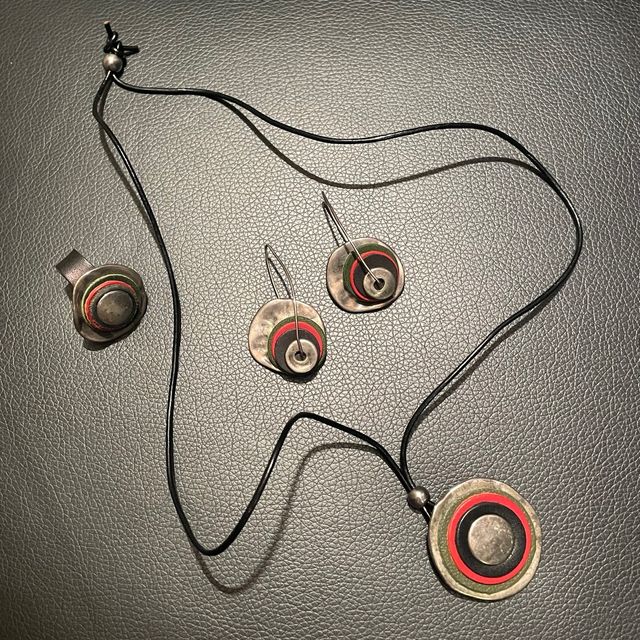 Conj. colgante, pendientes y anillo.Acero y cuero