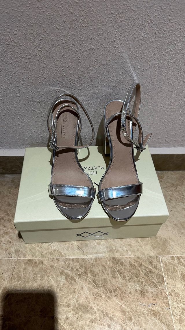 Sandalias plateadas tacón