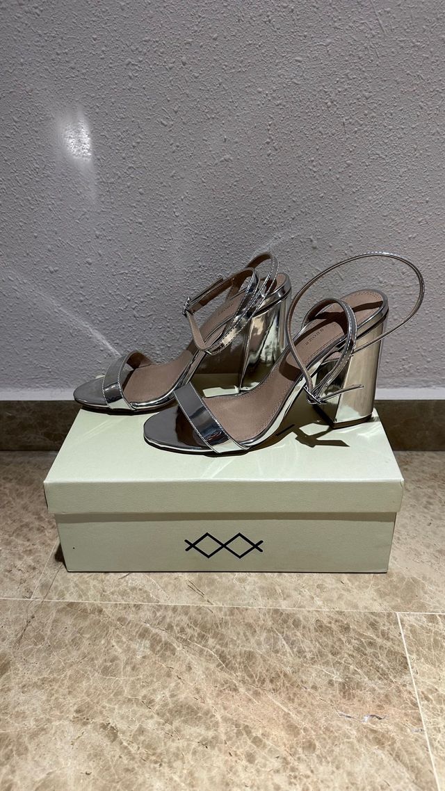 Sandalias plateadas tacón